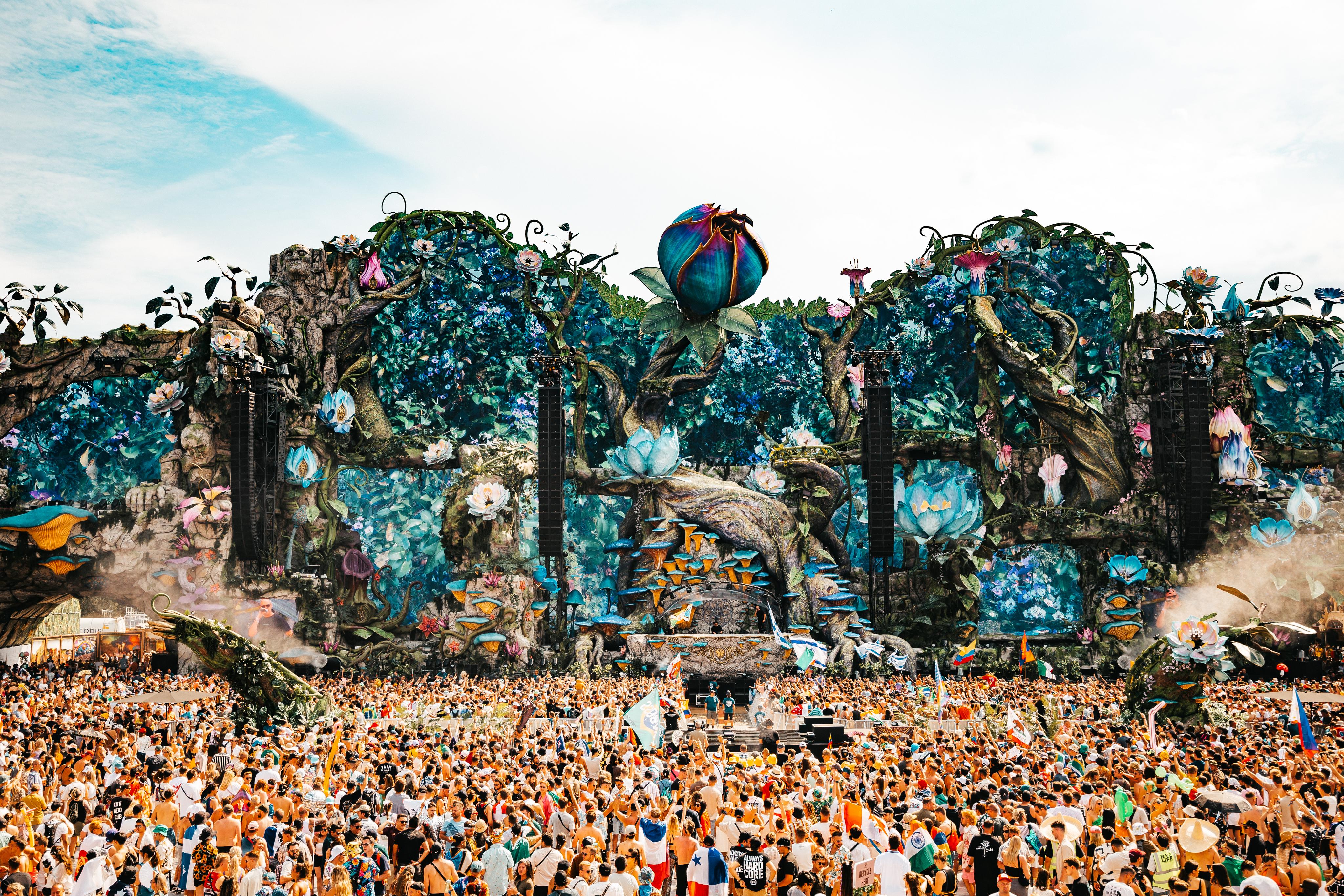 D.A.T.E.× DES PRES LUNA TOMORROWLAND aHR0cHM6Ly90bGJlLWFzc2V0cy5wcm