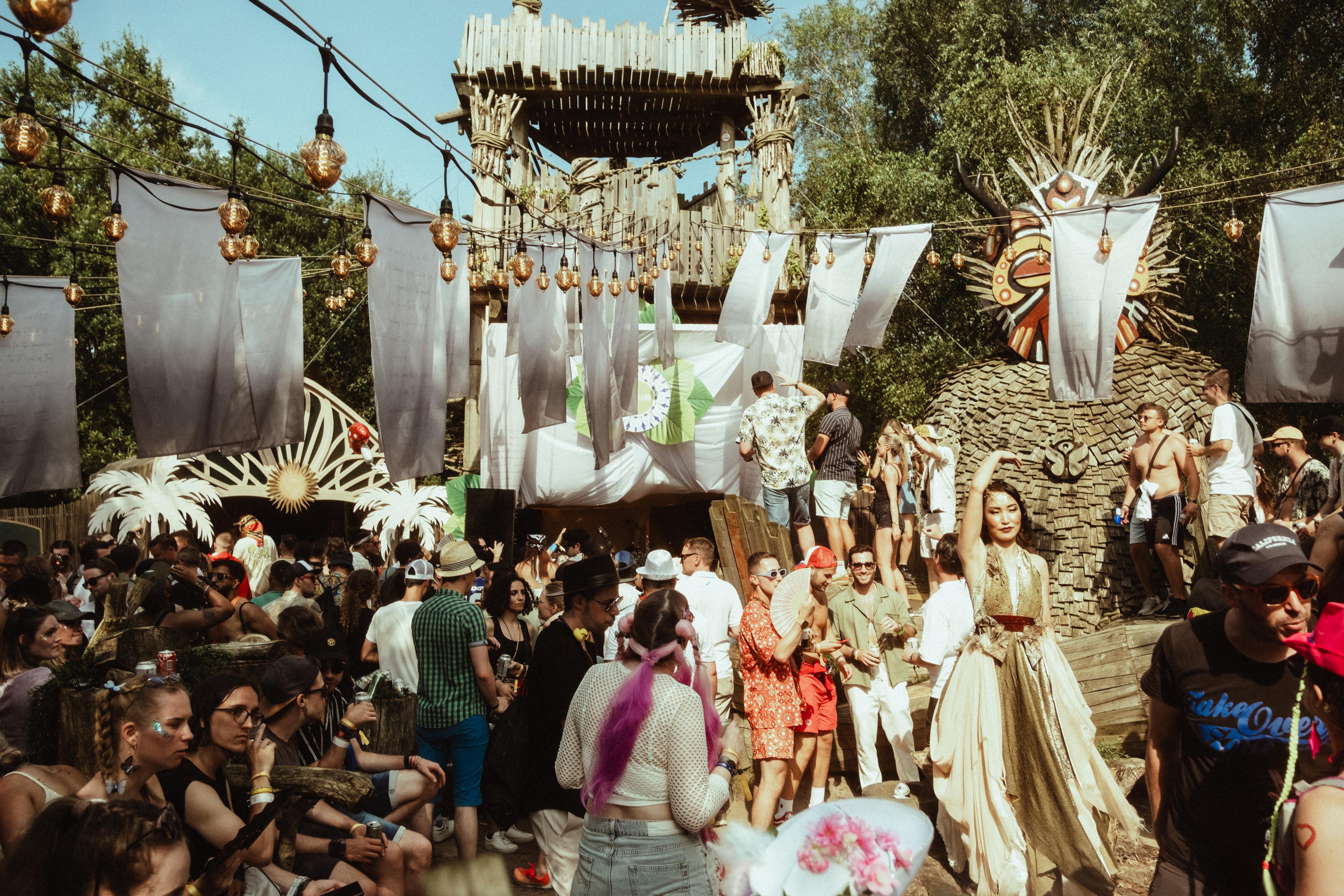 sucked　　　　　　　　　　　　　　　　　TOMORROWLAND GRAPHICON SWEATSHIRT - Tomorrowland Store