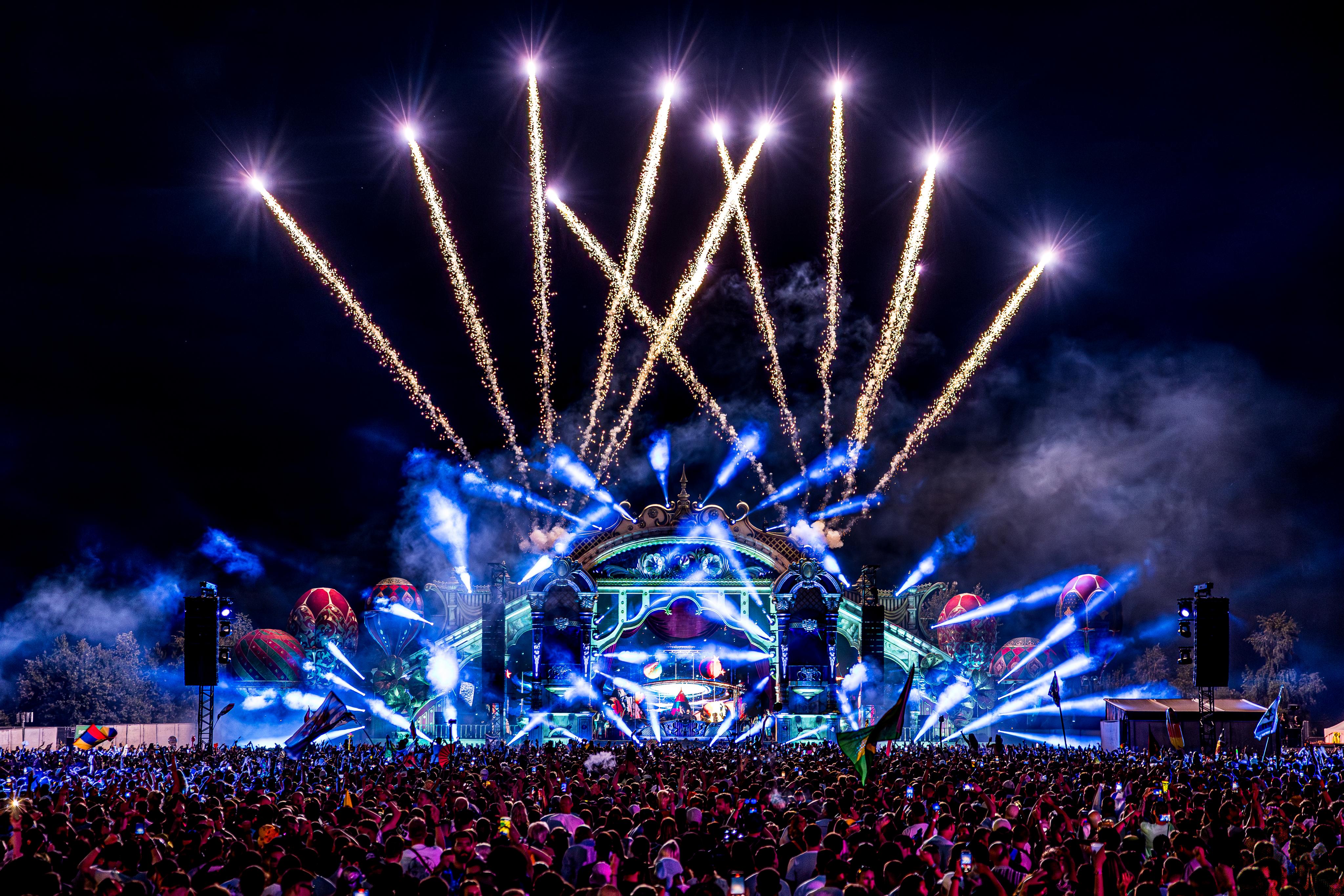 Kaskade takes over the Tomorrowland Friendship Mix